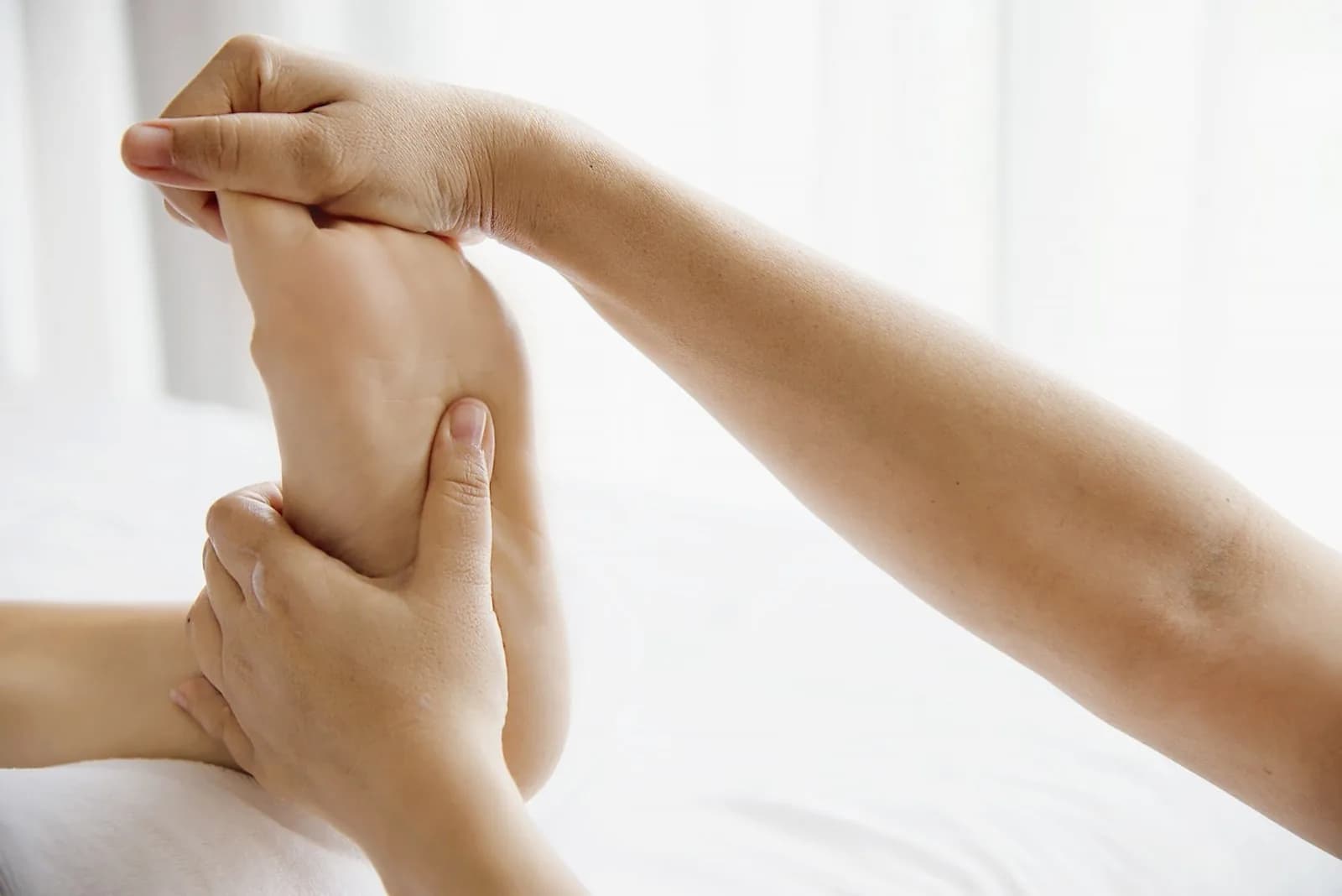 La réflexologie plantaire : quand le corps parle par les pieds